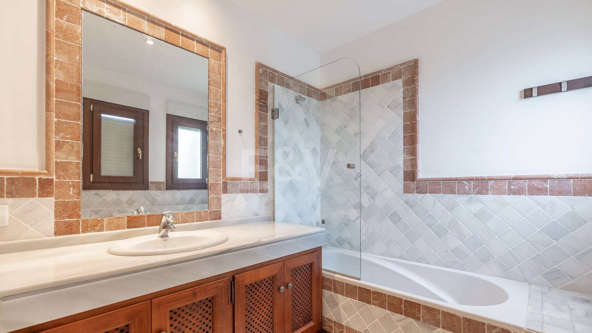 Corner Apartment in the Prestigious Urbanization of Lomas del Rey