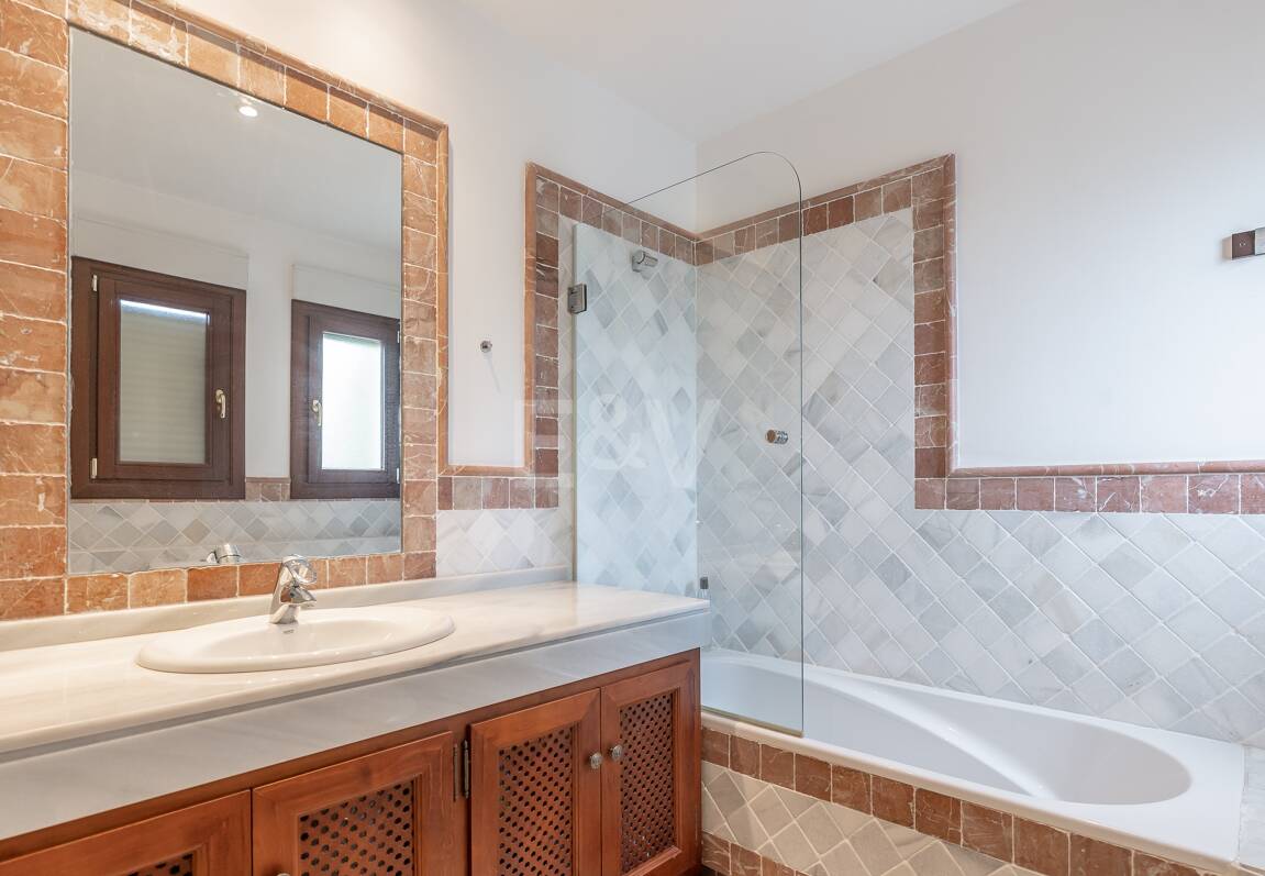 Corner Apartment in the Prestigious Urbanization of Lomas del Rey