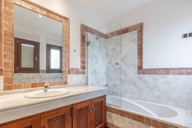 Corner Apartment in the Prestigious Urbanization of Lomas del Rey