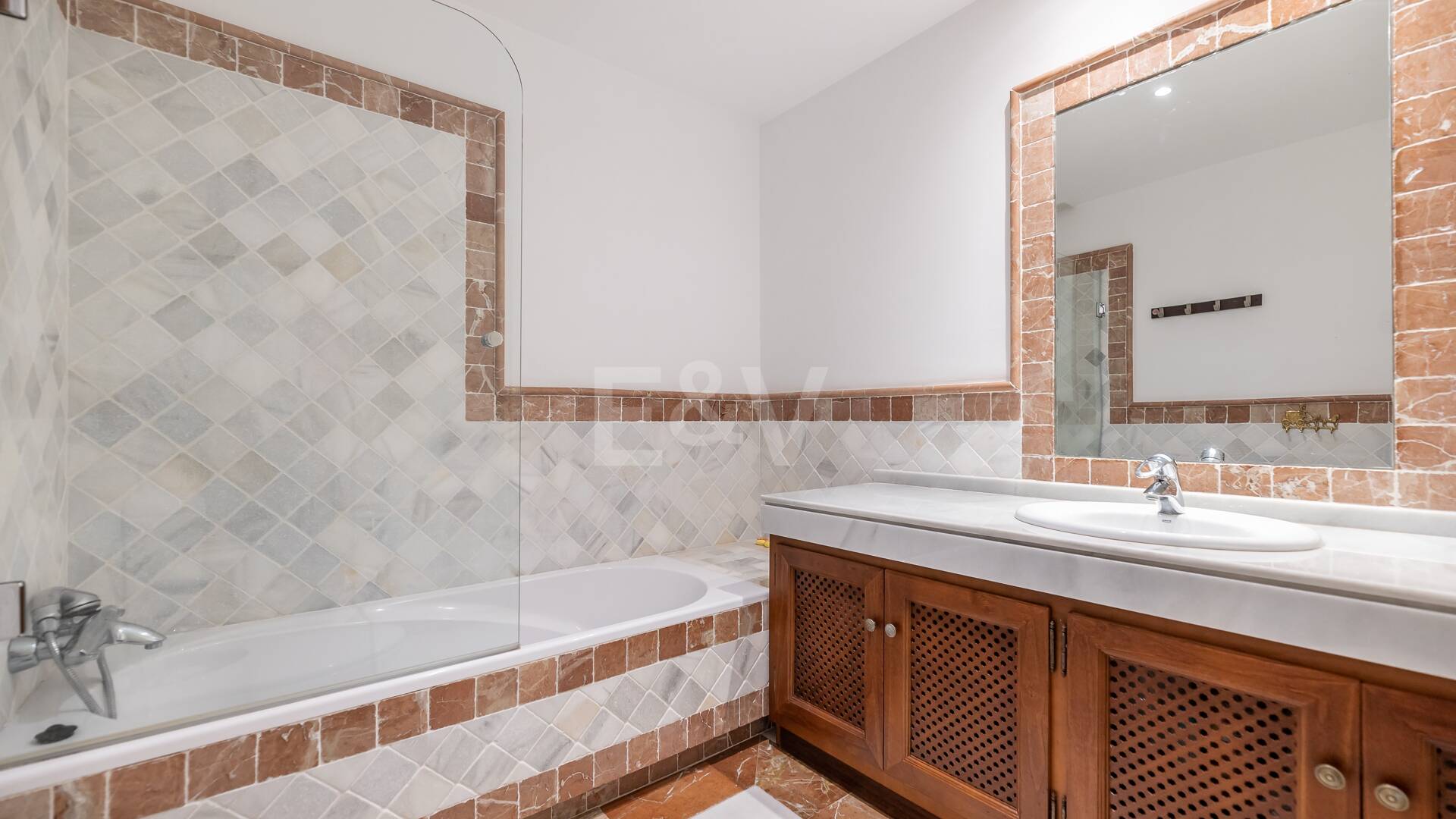 Corner Apartment in the Prestigious Urbanization of Lomas del Rey