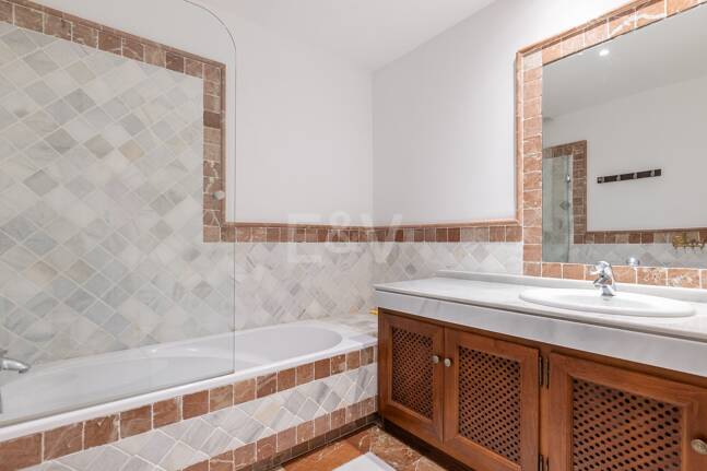 Corner Apartment in the Prestigious Urbanization of Lomas del Rey