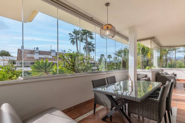 Corner Apartment in the Prestigious Urbanization of Lomas del Rey