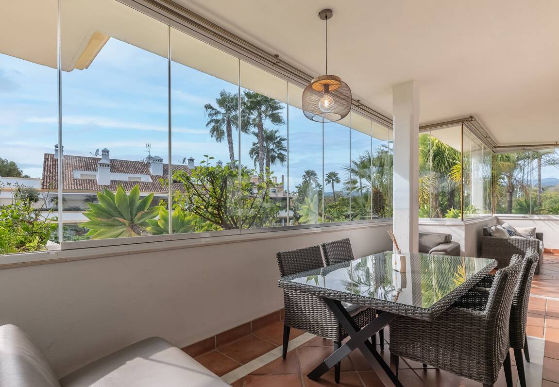 Corner Apartment in the Prestigious Urbanization of Lomas del Rey