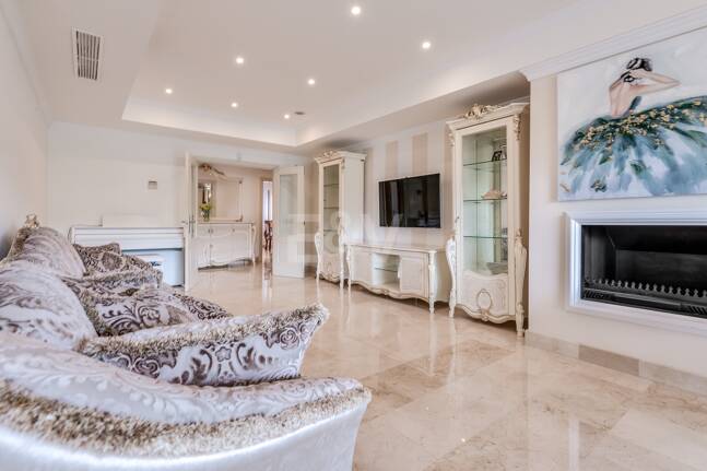 Corner Apartment in the Prestigious Urbanization of Lomas del Rey