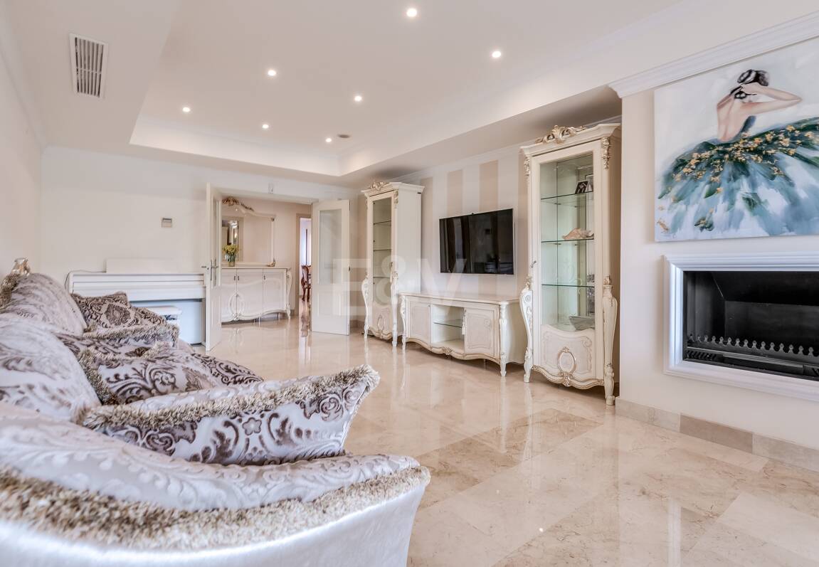 Corner Apartment in the Prestigious Urbanization of Lomas del Rey