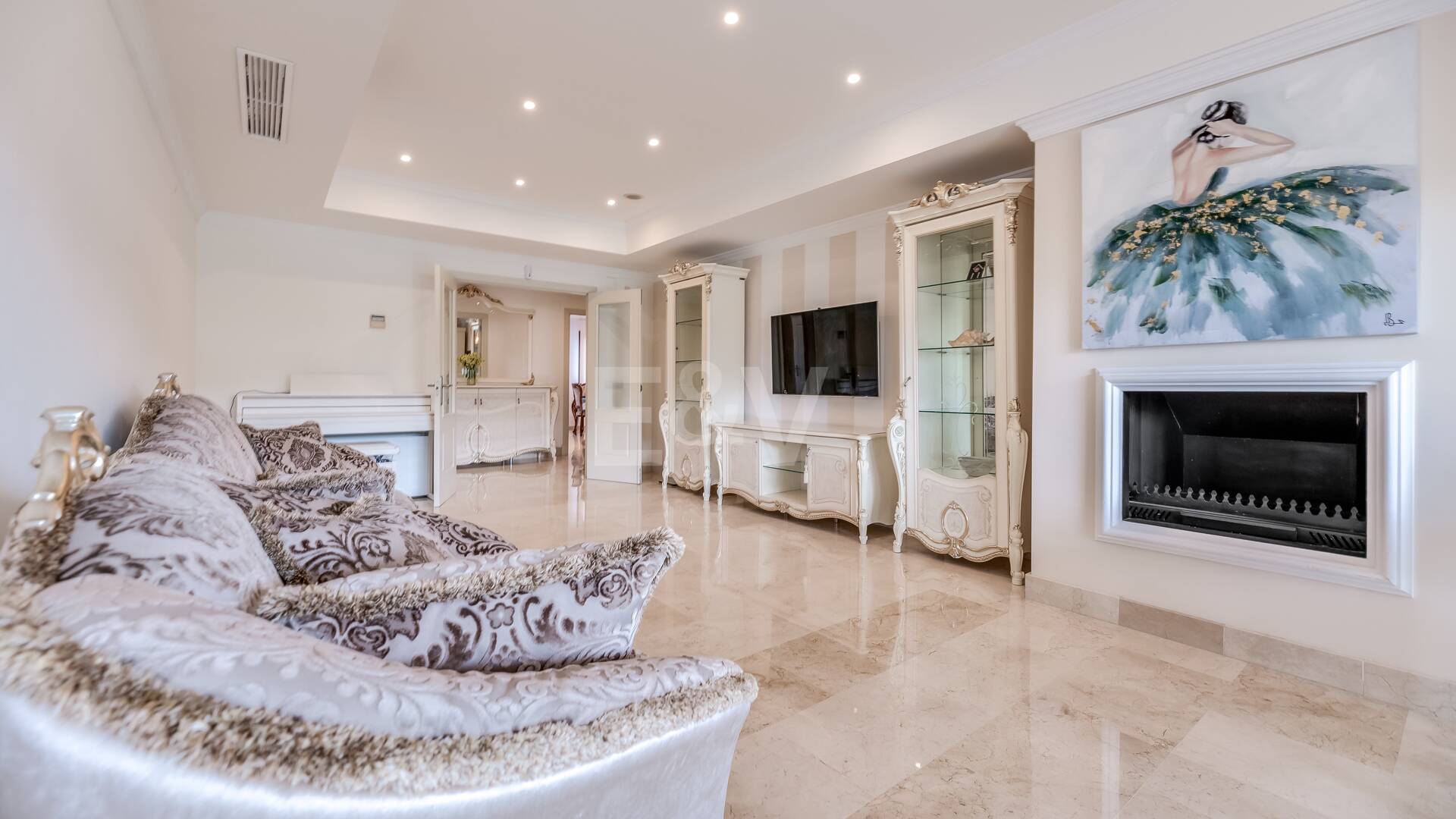 Corner Apartment in the Prestigious Urbanization of Lomas del Rey