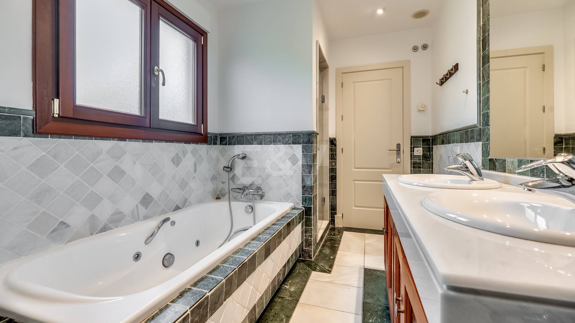 Corner Apartment in the Prestigious Urbanization of Lomas del Rey