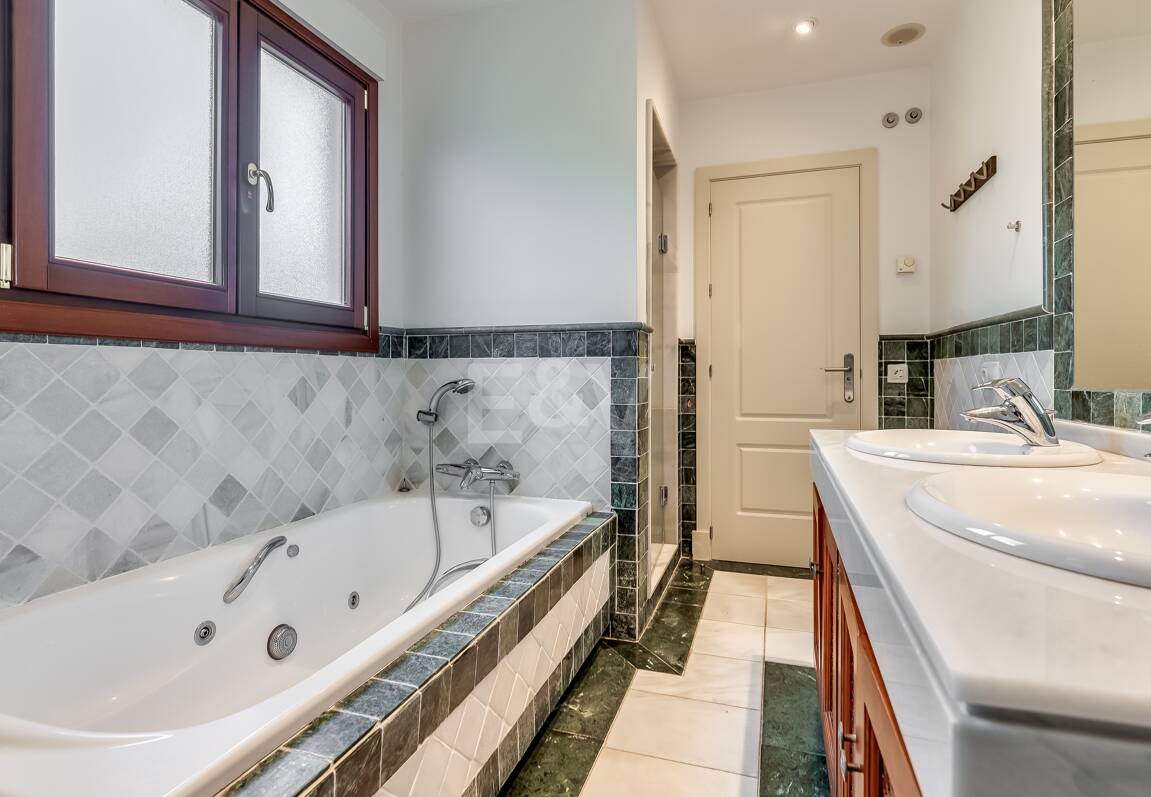 Corner Apartment in the Prestigious Urbanization of Lomas del Rey