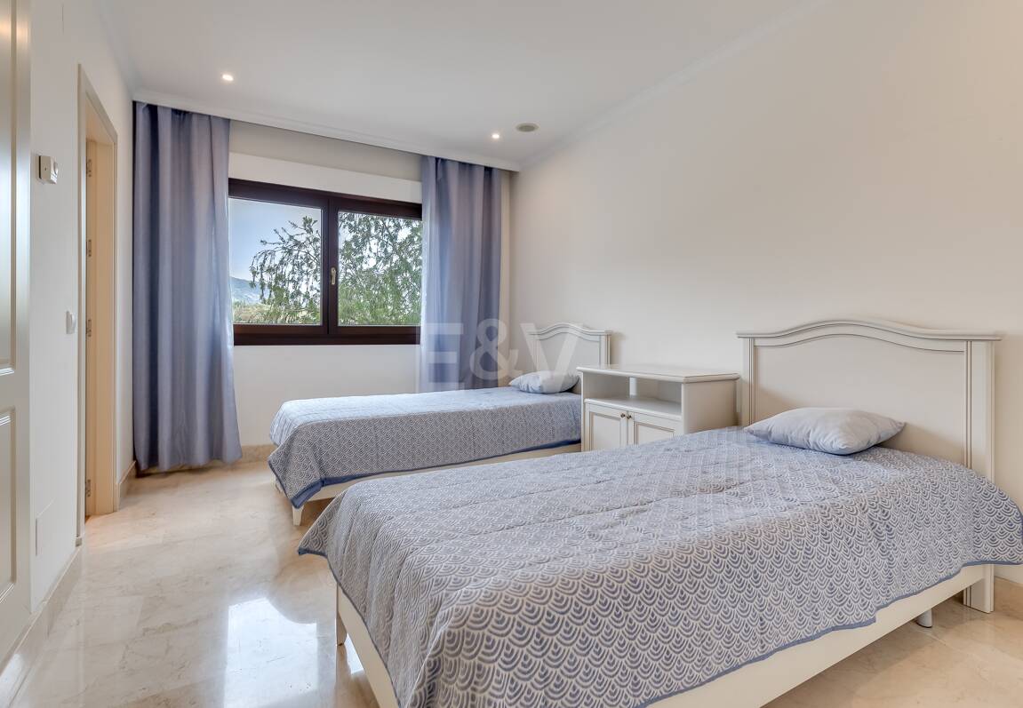 Corner Apartment in the Prestigious Urbanization of Lomas del Rey