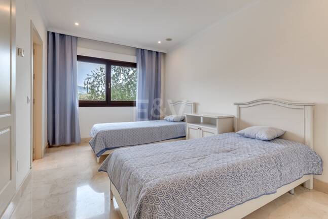 Corner Apartment in the Prestigious Urbanization of Lomas del Rey