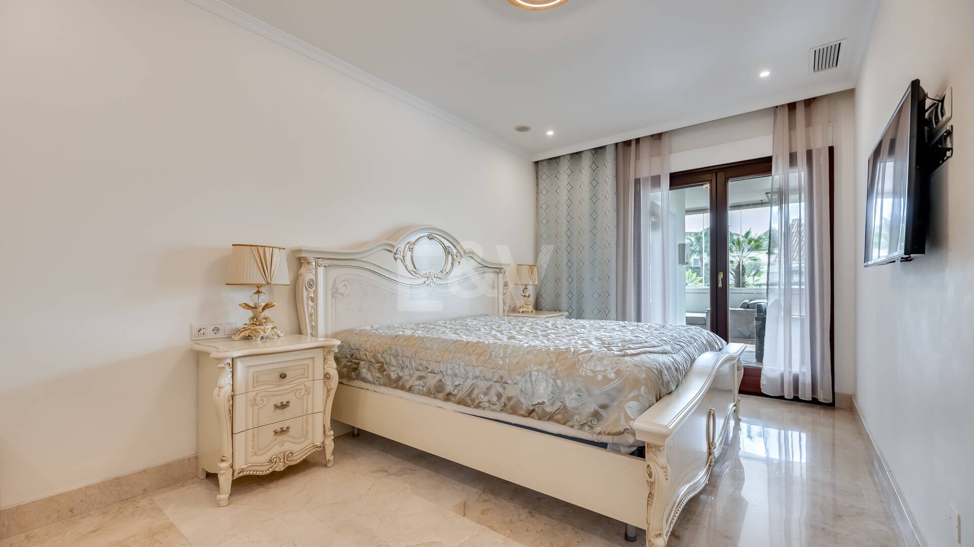 Corner Apartment in the Prestigious Urbanization of Lomas del Rey