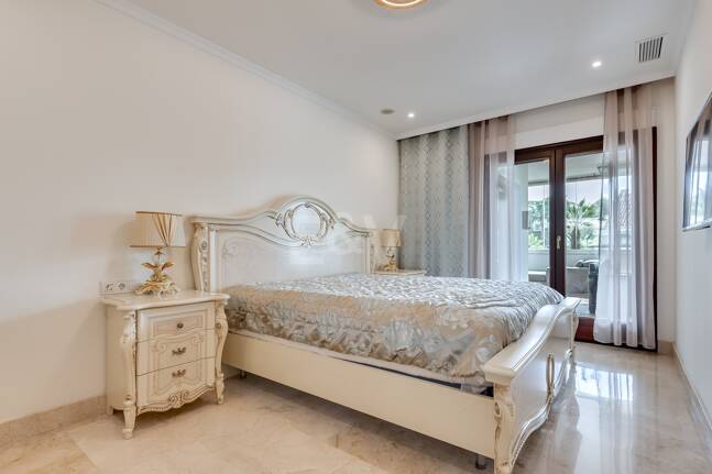 Corner Apartment in the Prestigious Urbanization of Lomas del Rey