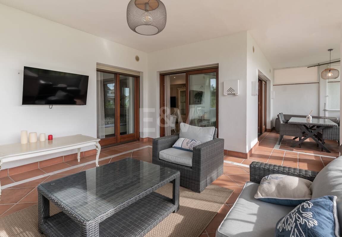 Corner Apartment in the Prestigious Urbanization of Lomas del Rey