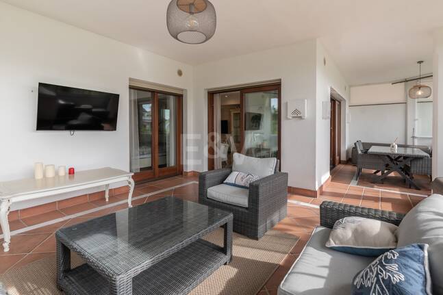 Corner Apartment in the Prestigious Urbanization of Lomas del Rey