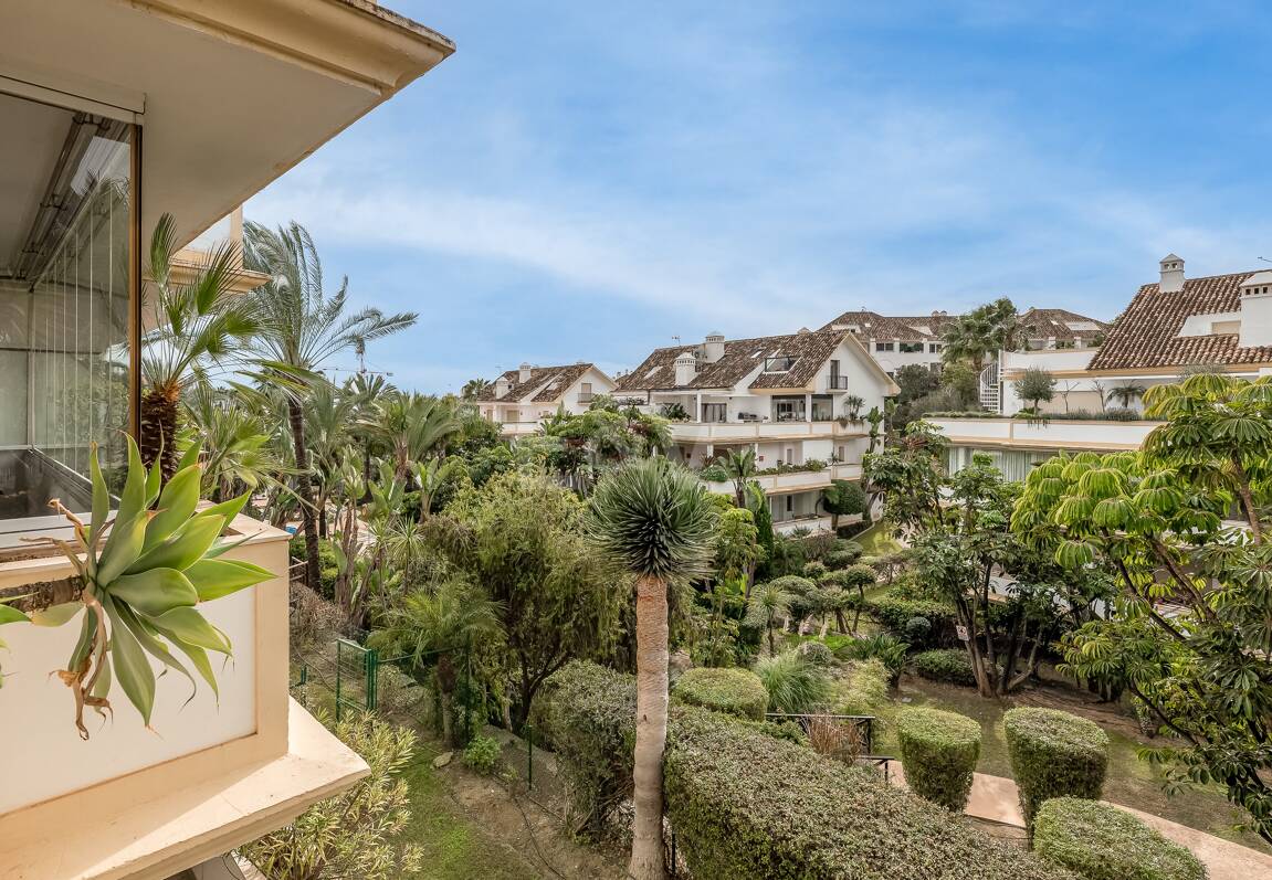 Corner Apartment in the Prestigious Urbanization of Lomas del Rey