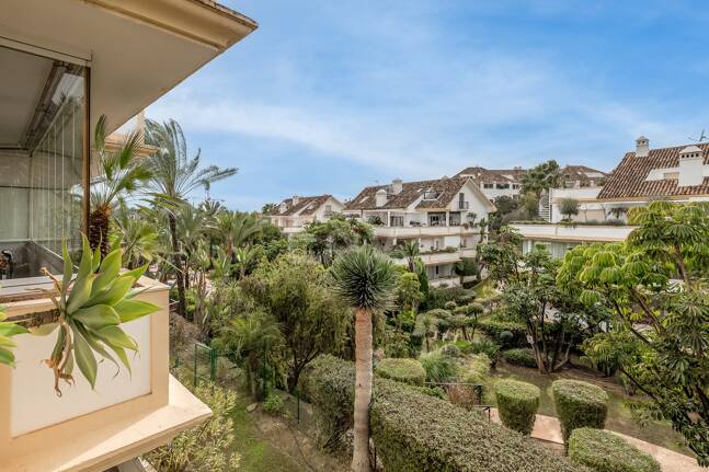 Corner Apartment in the Prestigious Urbanization of Lomas del Rey