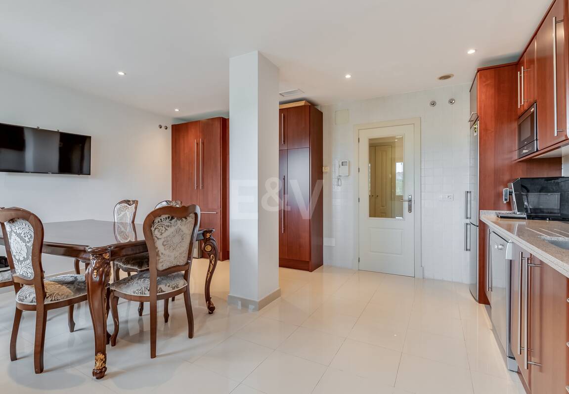 Corner Apartment in the Prestigious Urbanization of Lomas del Rey