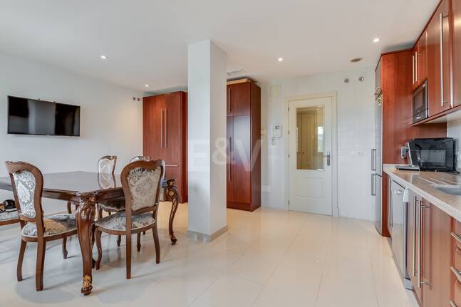 Corner Apartment in the Prestigious Urbanization of Lomas del Rey