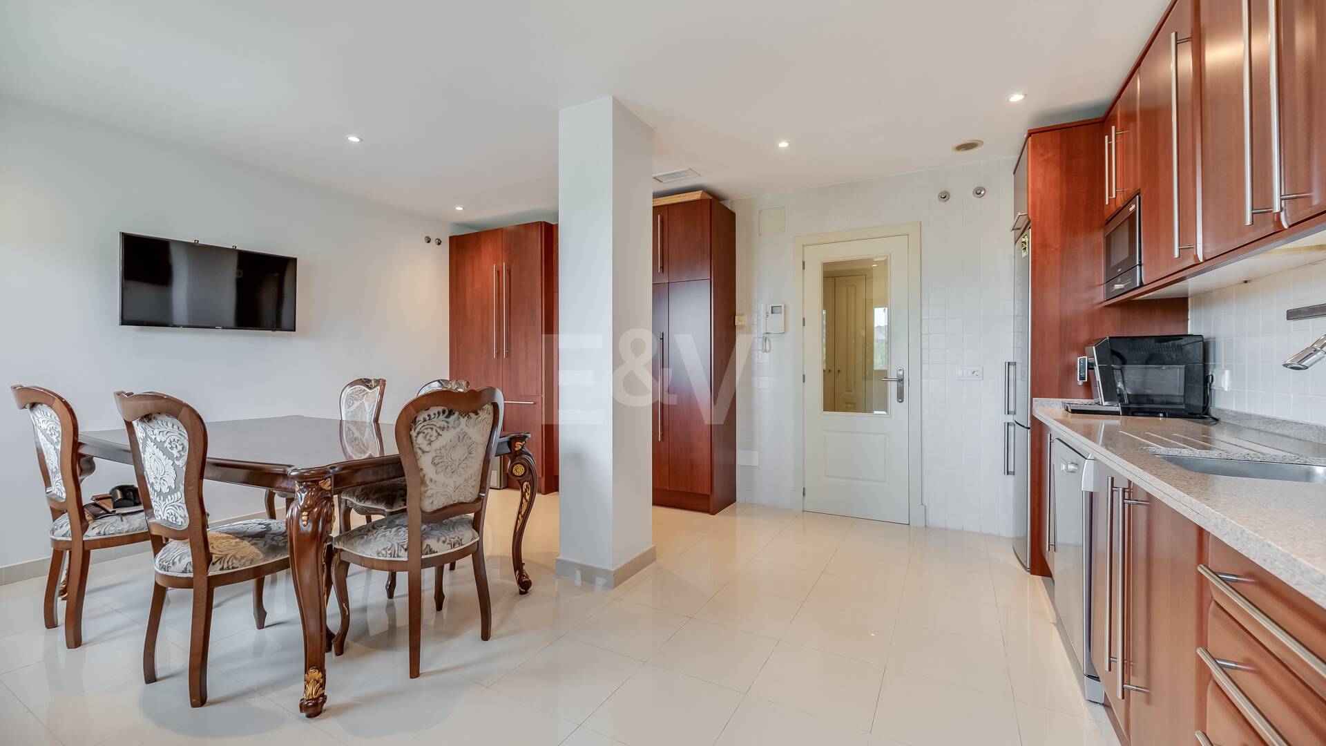 Corner Apartment in the Prestigious Urbanization of Lomas del Rey