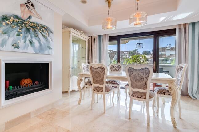 Corner Apartment in the Prestigious Urbanization of Lomas del Rey