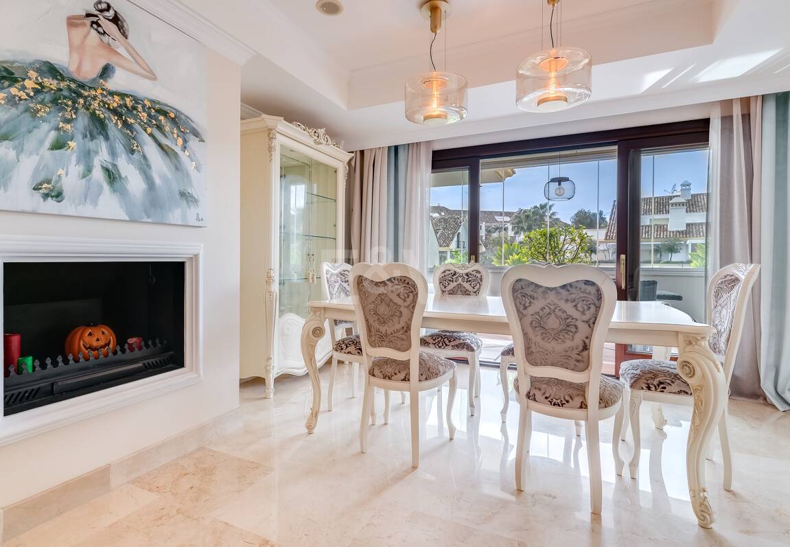 Corner Apartment in the Prestigious Urbanization of Lomas del Rey