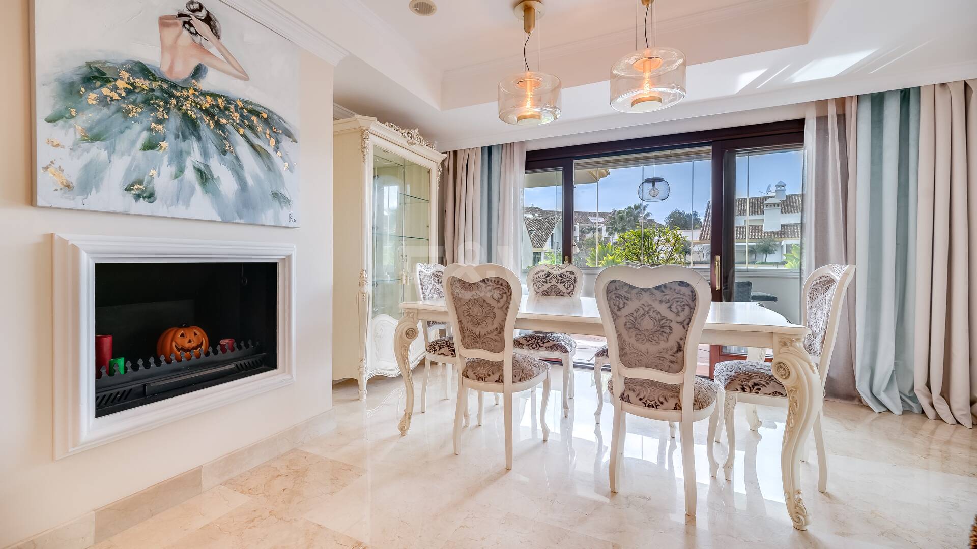 Corner Apartment in the Prestigious Urbanization of Lomas del Rey