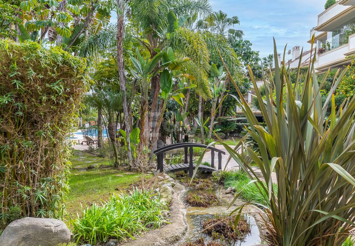 Corner Apartment in the Prestigious Urbanization of Lomas del Rey