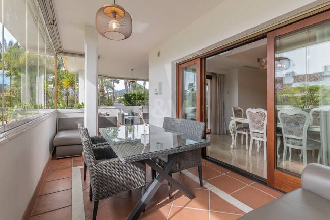 Corner Apartment in the Prestigious Urbanization of Lomas del Rey