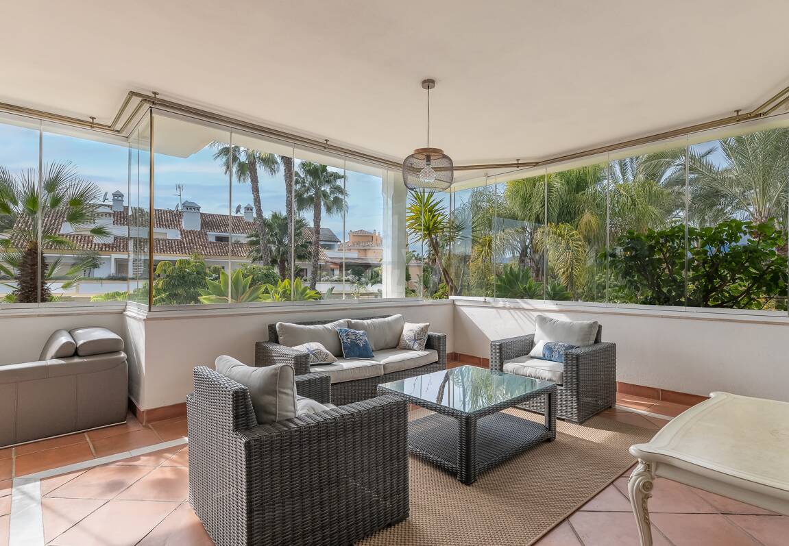 Corner Apartment in the Prestigious Urbanization of Lomas del Rey