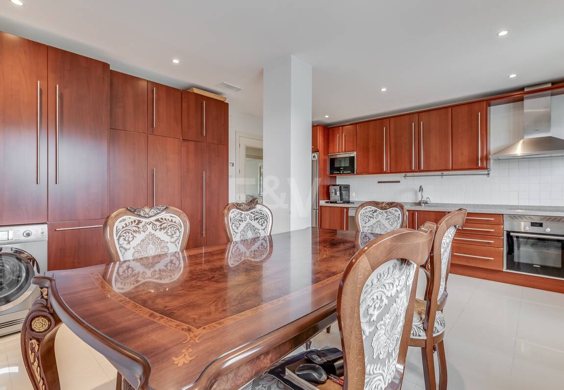 Corner Apartment in the Prestigious Urbanization of Lomas del Rey