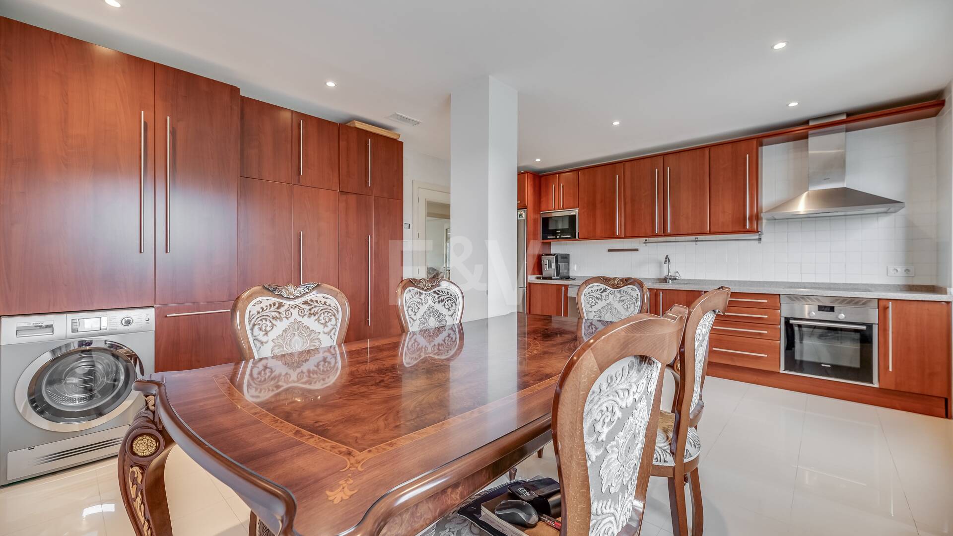 Corner Apartment in the Prestigious Urbanization of Lomas del Rey