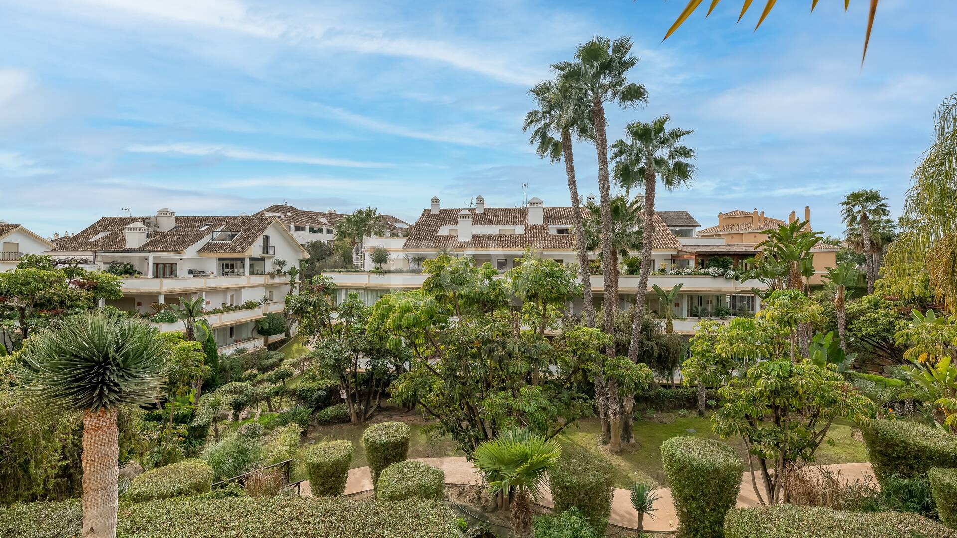 Corner Apartment in the Prestigious Urbanization of Lomas del Rey