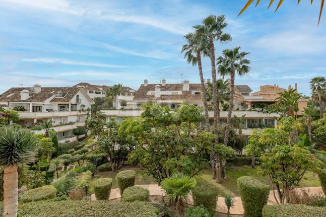 Corner Apartment in the Prestigious Urbanization of Lomas del Rey