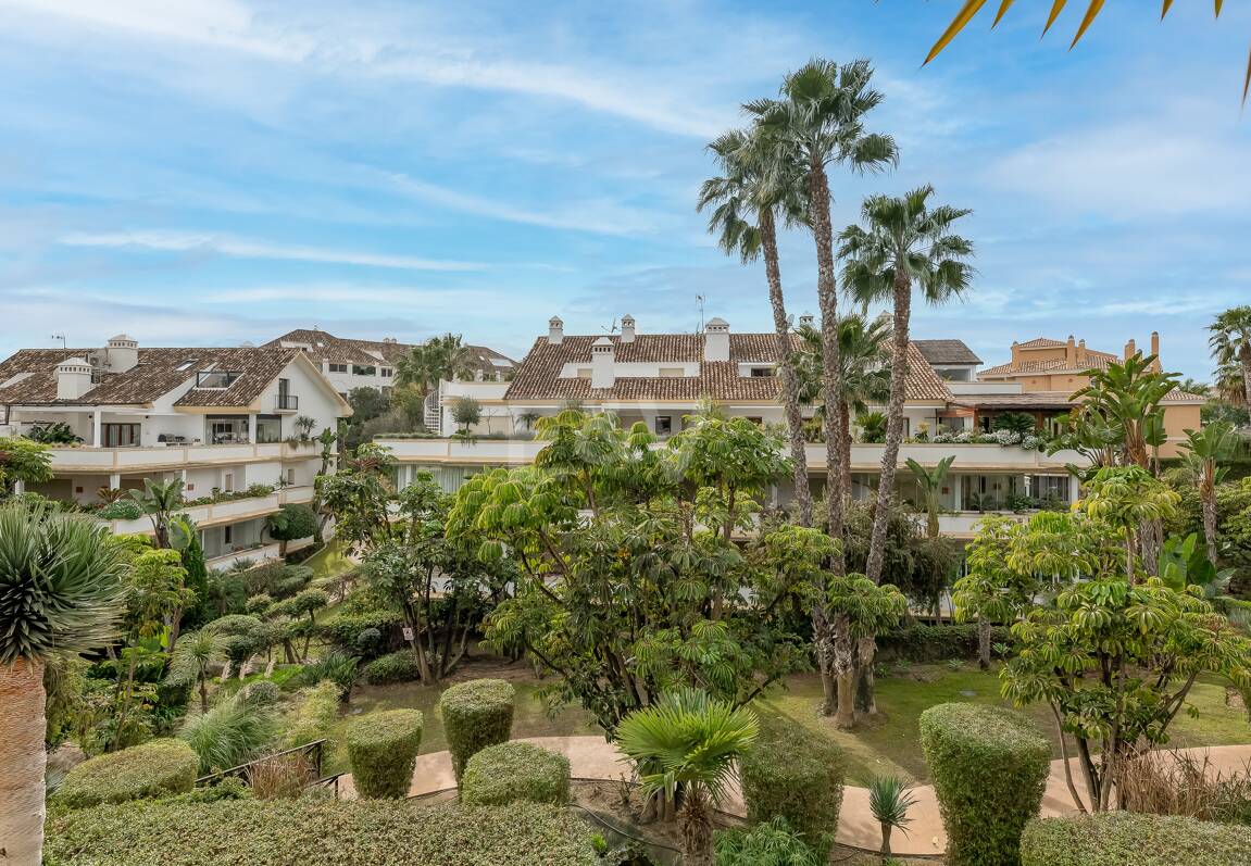 Corner Apartment in the Prestigious Urbanization of Lomas del Rey