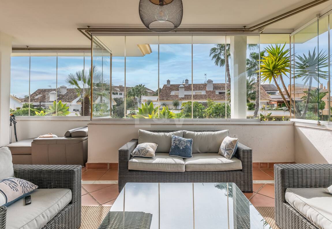 Corner Apartment in the Prestigious Urbanization of Lomas del Rey