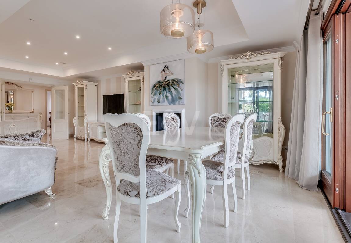 Corner Apartment in the Prestigious Urbanization of Lomas del Rey