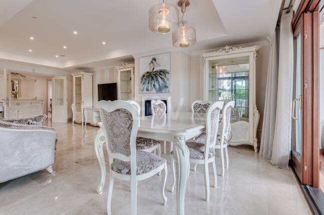 Corner Apartment in the Prestigious Urbanization of Lomas del Rey