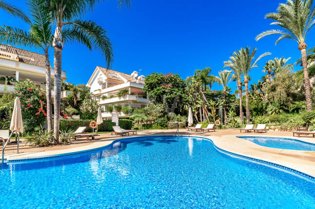 Corner Apartment in the Prestigious Urbanization of Lomas del Rey