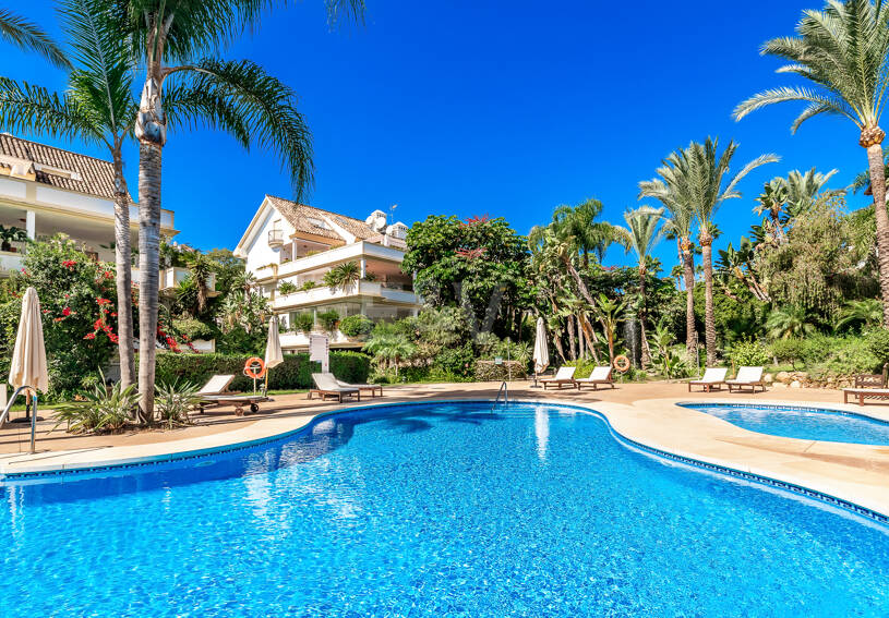 Corner Apartment in the Prestigious Urbanization of Lomas del Rey