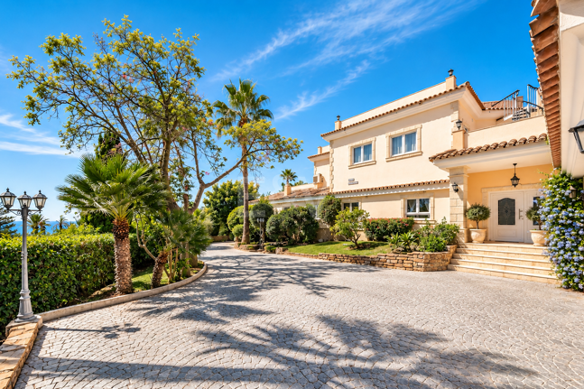 Impressive Villa with Expansive Gardens and Sea Views in El Rosario