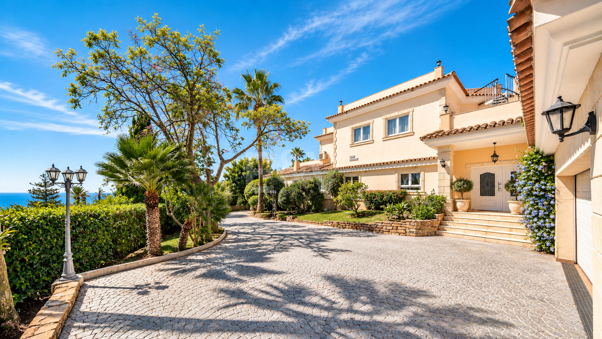 Impressive Villa with Expansive Gardens and Sea Views in El Rosario