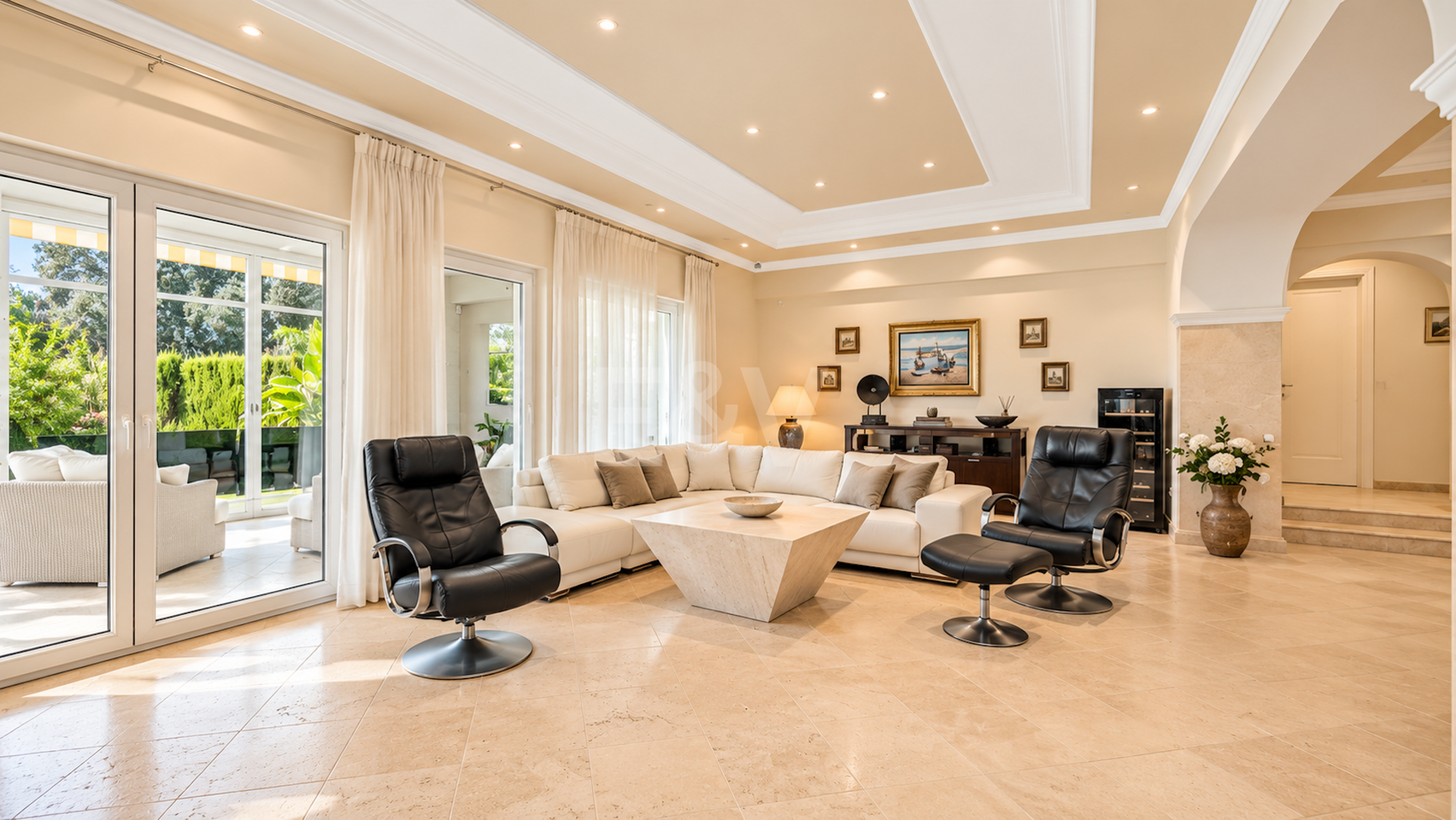 Impressive Villa with Expansive Gardens and Sea Views in El Rosario