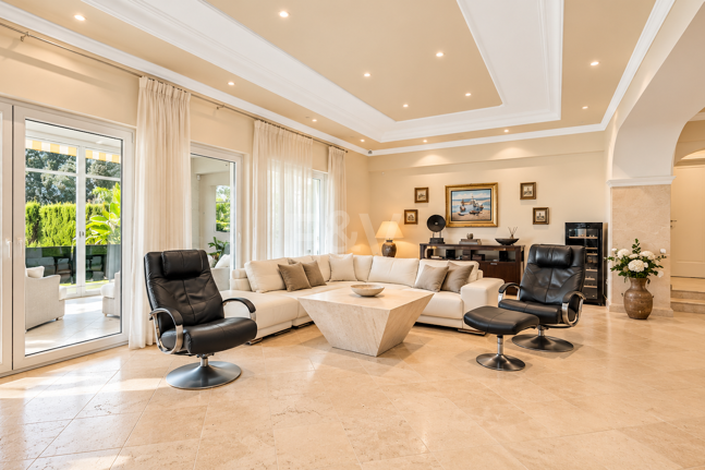 Impressive Villa with Expansive Gardens and Sea Views in El Rosario