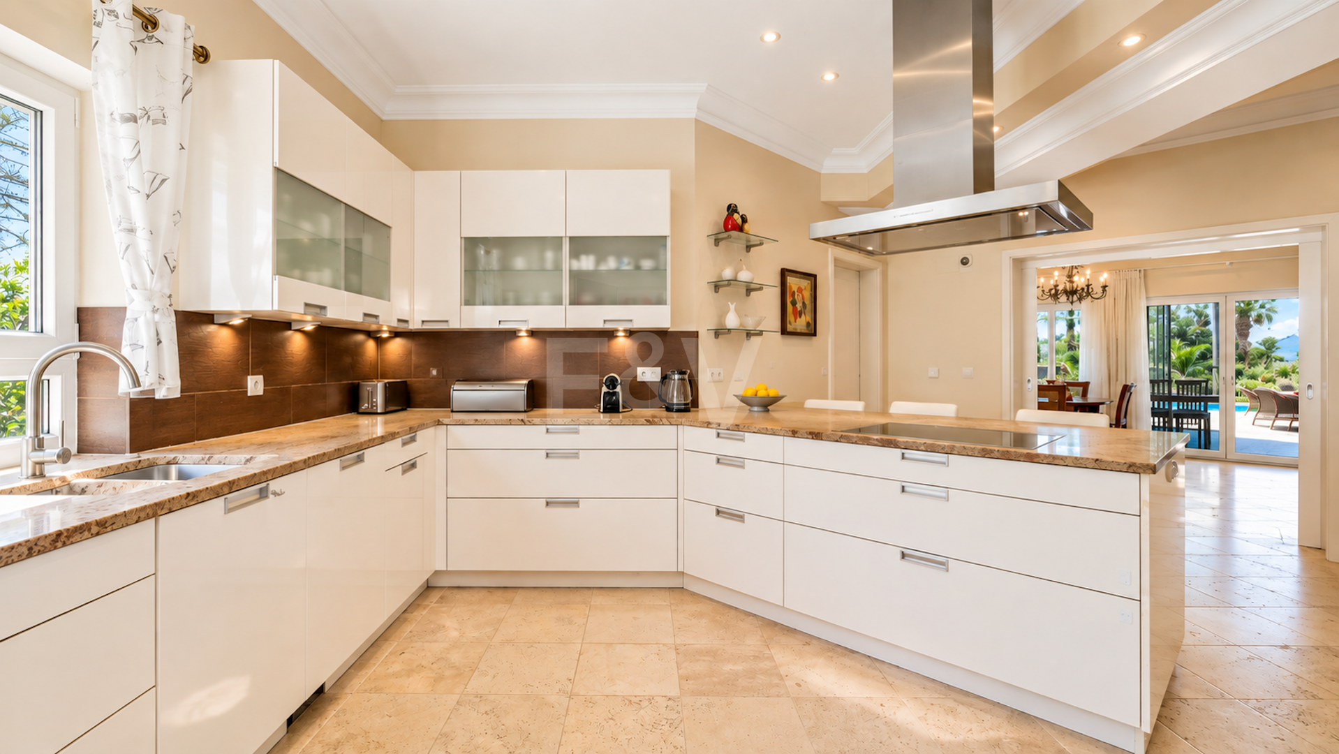 Impressive Villa with Expansive Gardens and Sea Views in El Rosario