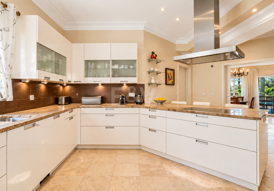 Impressive Villa with Expansive Gardens and Sea Views in El Rosario