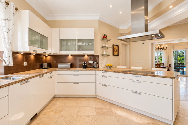 Impressive Villa with Expansive Gardens and Sea Views in El Rosario