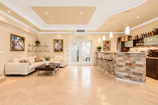 Impressive Villa with Expansive Gardens and Sea Views in El Rosario