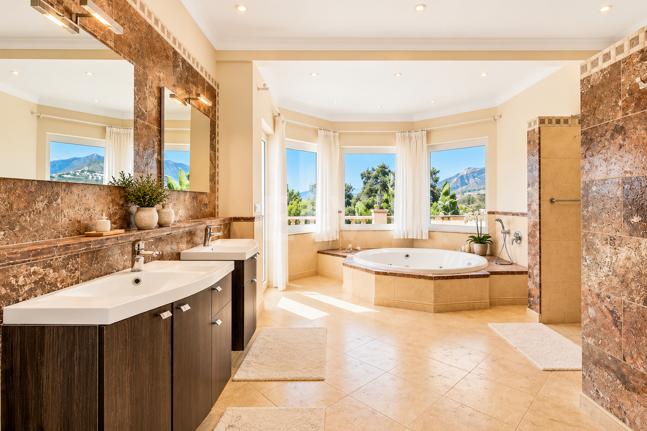 Impressive Villa with Expansive Gardens and Sea Views in El Rosario