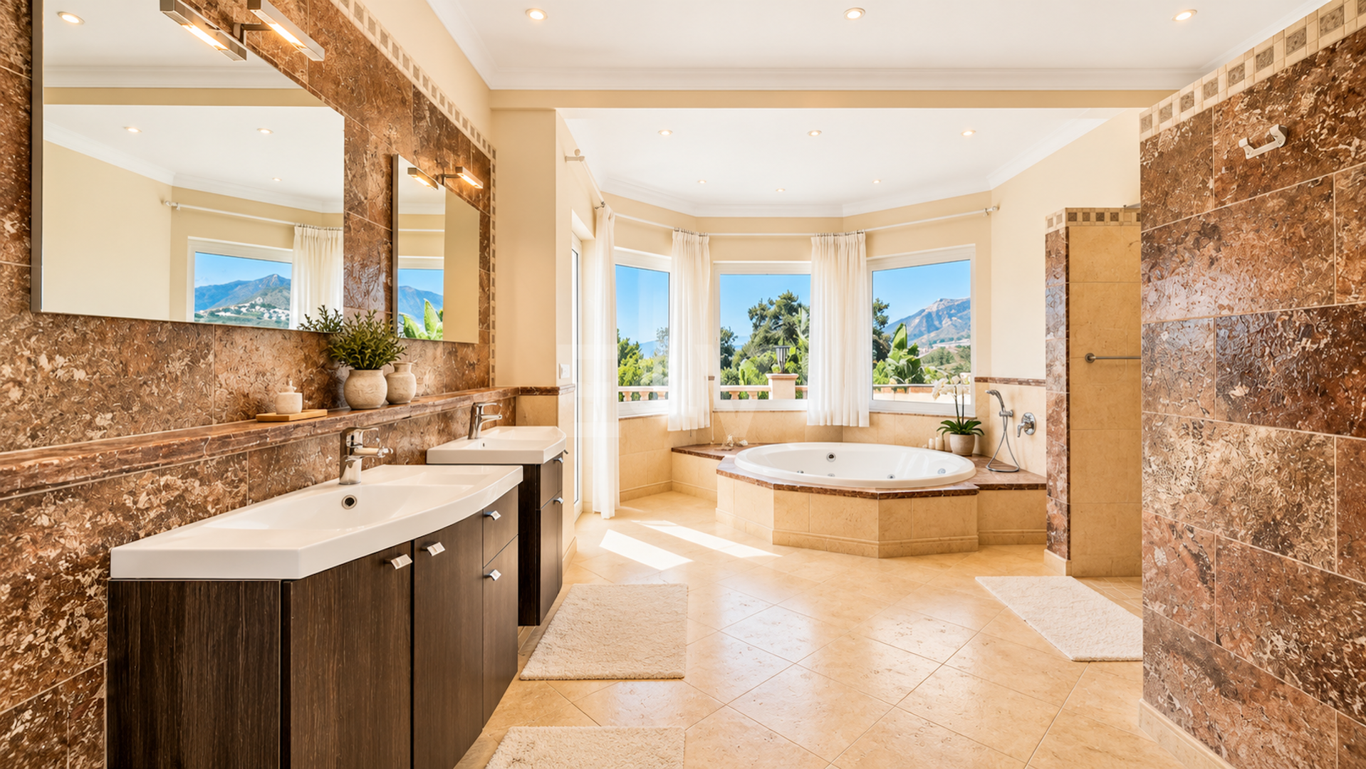 Impressive Villa with Expansive Gardens and Sea Views in El Rosario