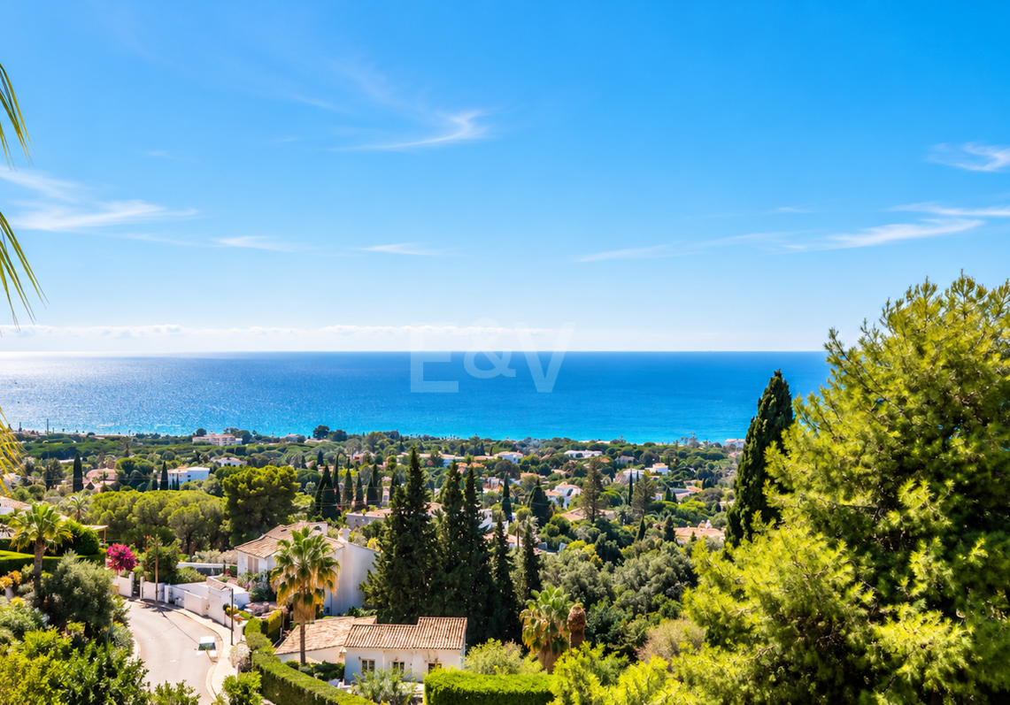 Impressive Villa with Expansive Gardens and Sea Views in El Rosario